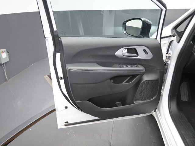 Used 2024 Chrysler Pacifica Limited FWD image 18