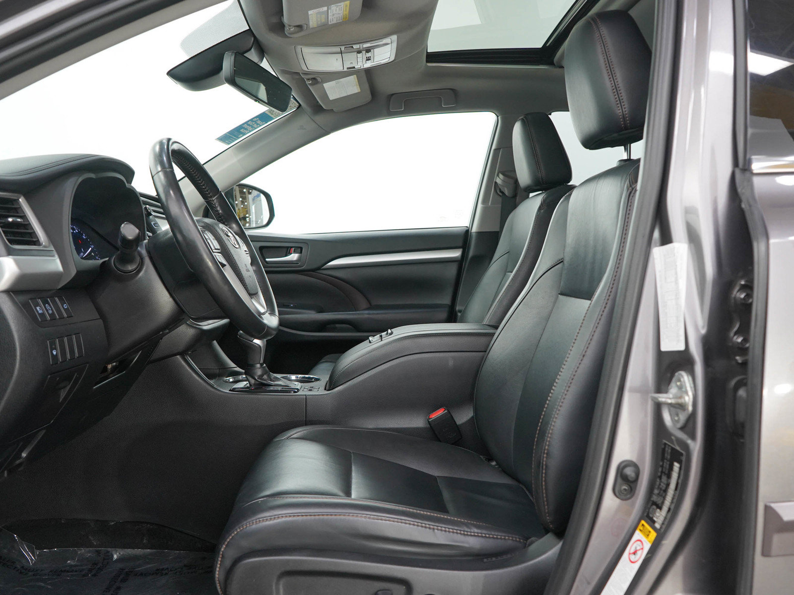 Used 2019 Toyota Highlander XLE AWD/4WD image 23