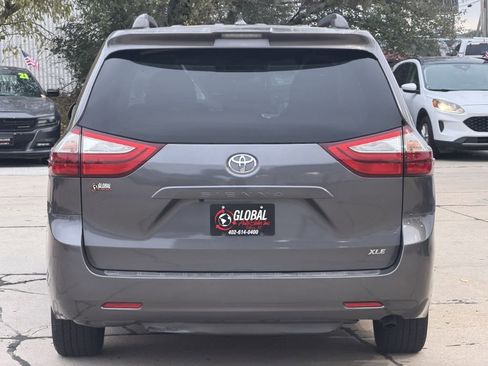 Used 2018 Toyota Sienna XLE image 6