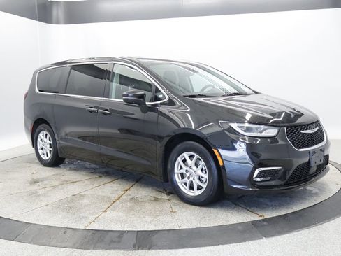 Certified 2023 Chrysler Pacifica Touring-L FWD image 10