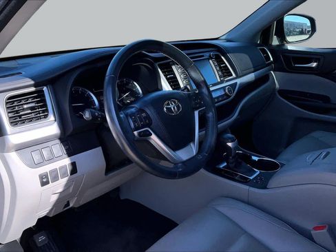 Used 2018 Toyota Highlander XLE FWD image 16