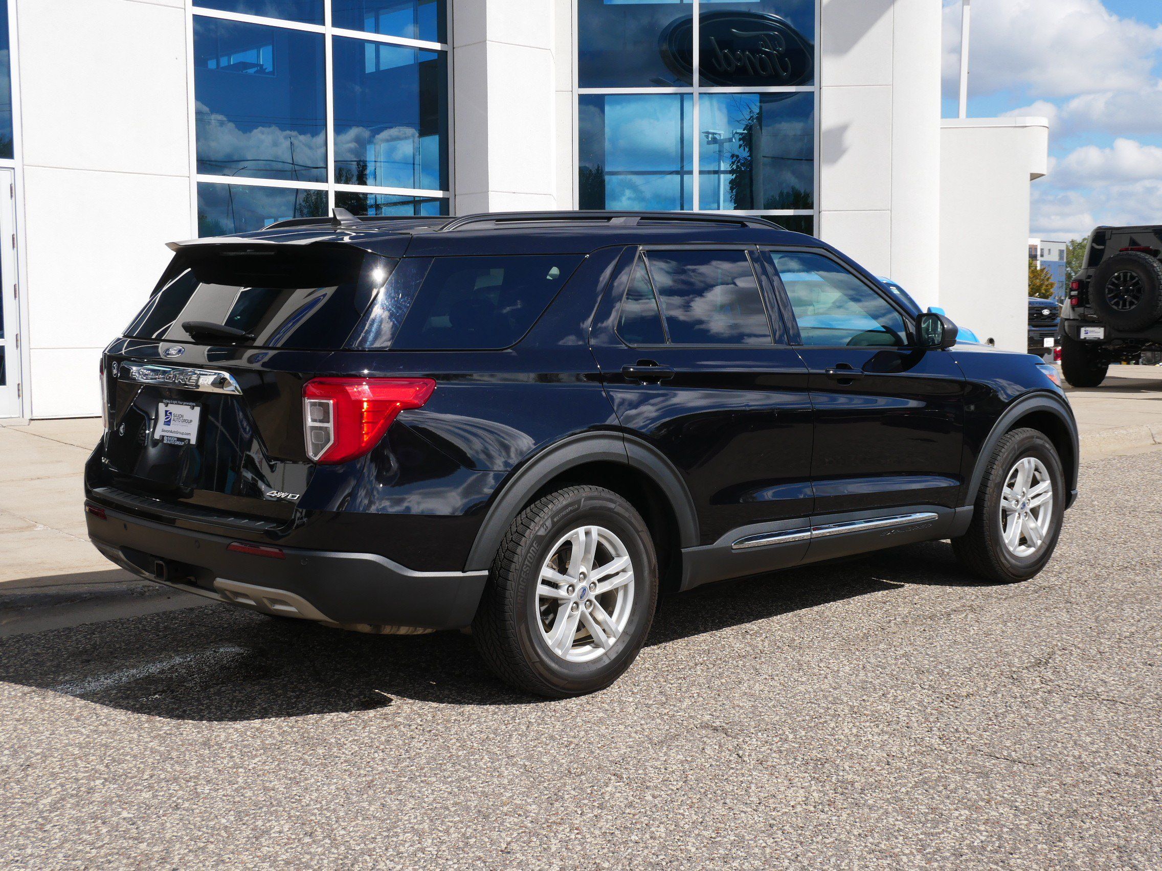 Used 2022 Ford Explorer XLT w/ Equipment Group 202A AWD/4WD image 3
