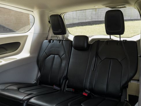 Used 2023 Chrysler Pacifica Touring-L FWD image 23