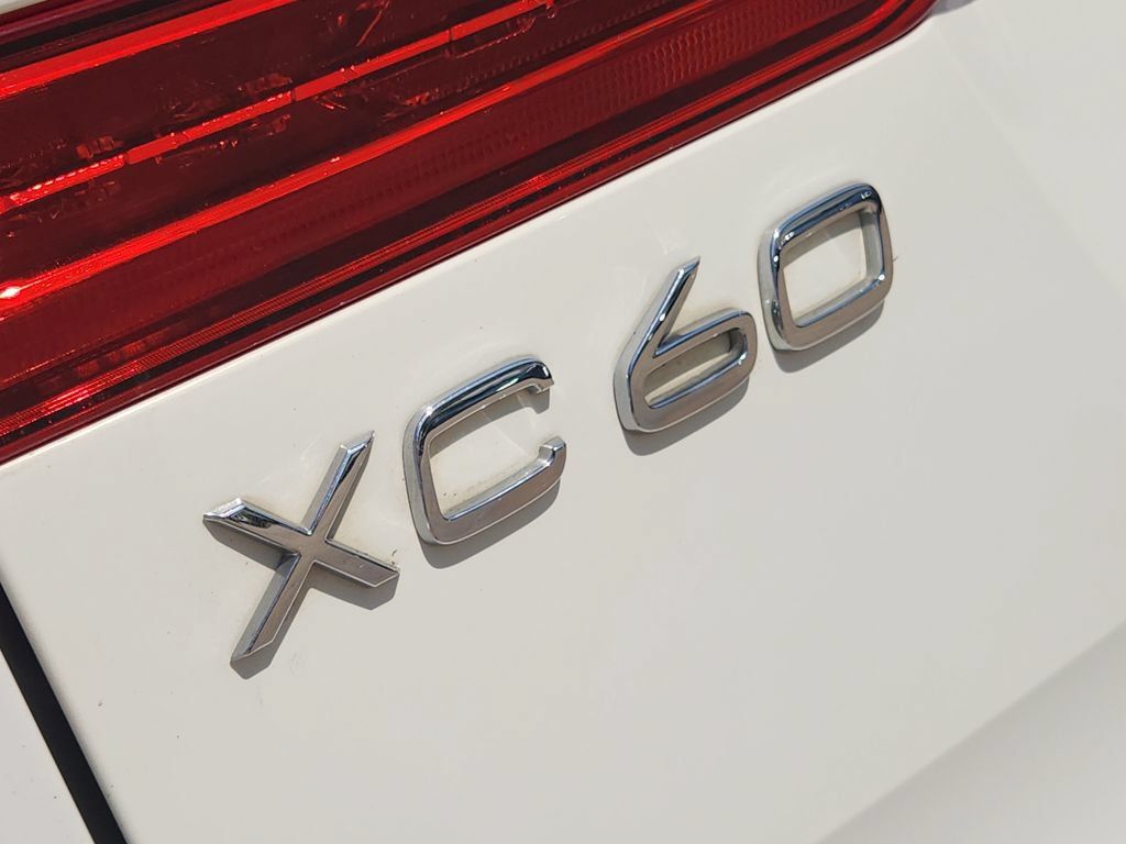 Used 2021 Volvo XC60 T5 Momentum w/ Premium Package FWD image 21