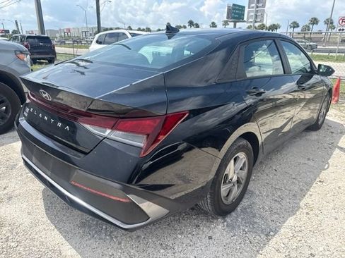 Used 2025 Hyundai Elantra SE w/ Cargo Package FWD image 5