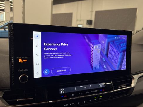 Used 2025 Toyota Sienna XLE image 18