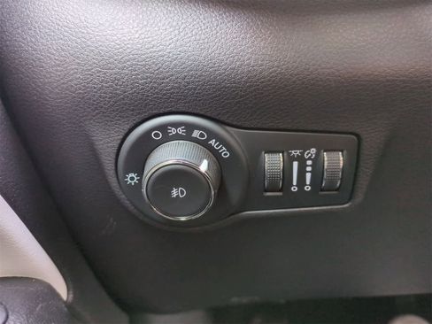 Certified 2023 Jeep Compass Limited image 28