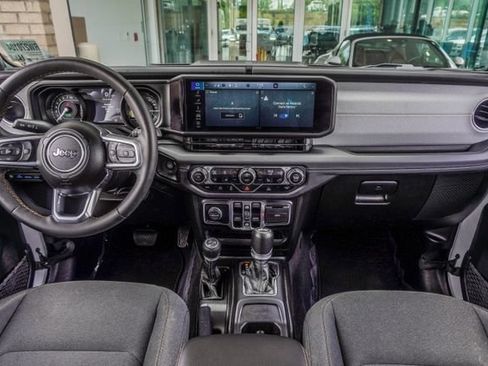 Used 2024 Jeep Wrangler Unlimited Sahara AWD/4WD image 5