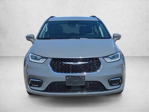 Used 2022 Chrysler Pacifica Touring-L FWD image 2