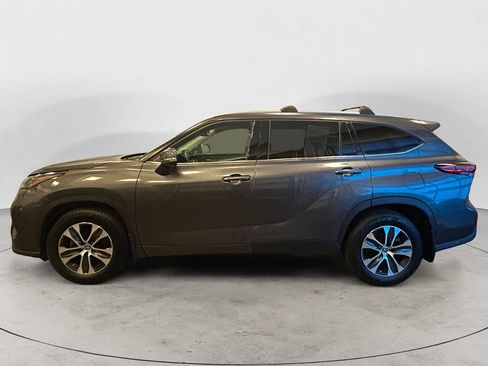 Used 2022 Toyota Highlander XLE AWD/4WD image 2
