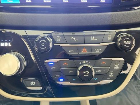 Used 2024 Chrysler Pacifica Touring-L FWD image 18