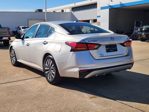 Used 2024 Nissan Altima 2.5 SV image 8