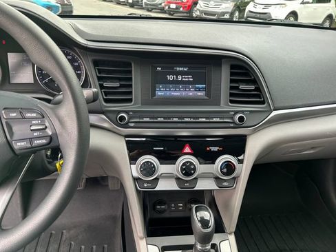 Used 2019 Hyundai Elantra SE FWD image 18