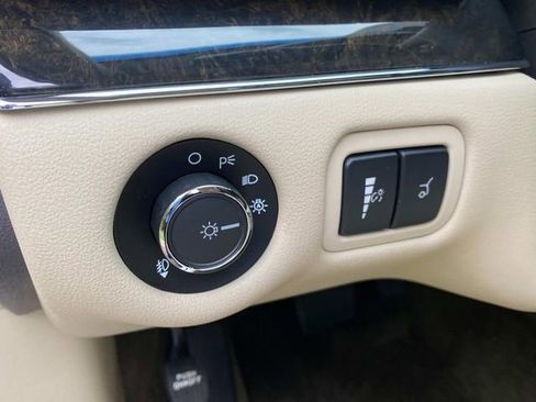 Used 2018 Lincoln MKT AWD image 16