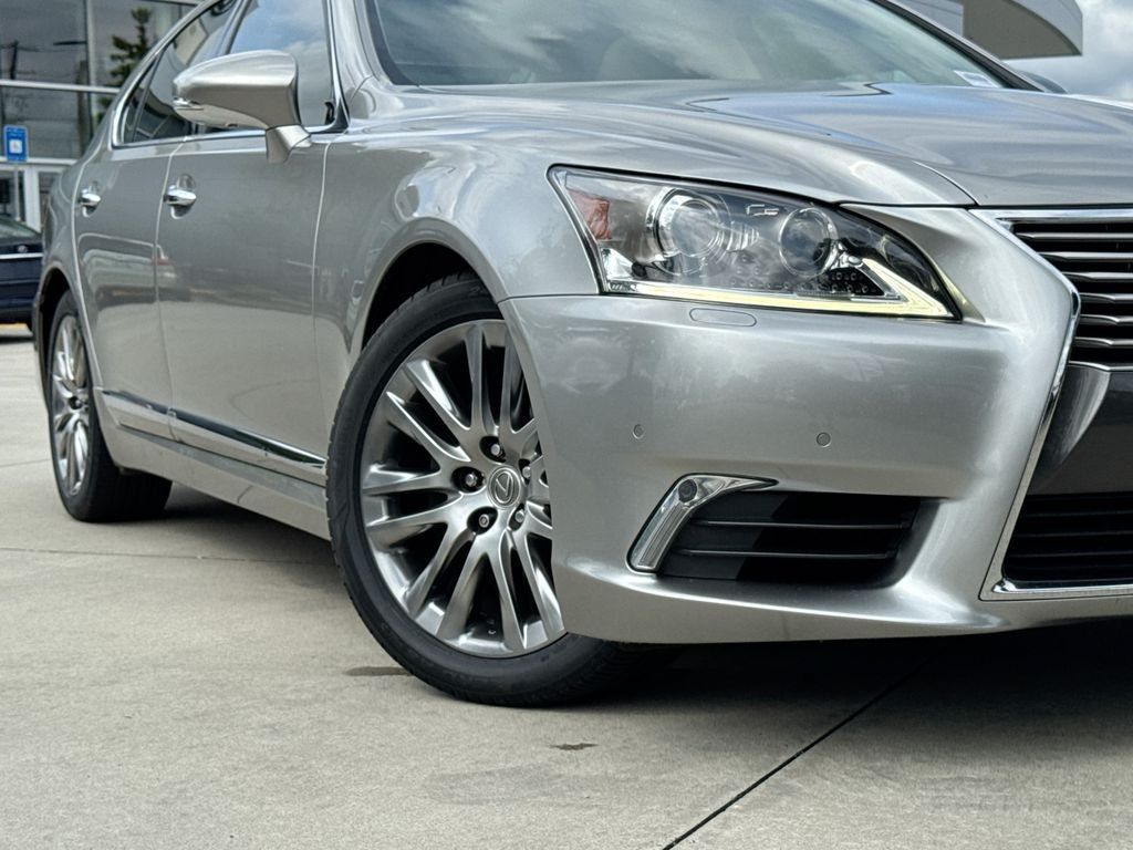 Used 2017 Lexus LS 460 w/ Comfort Package RWD image 9