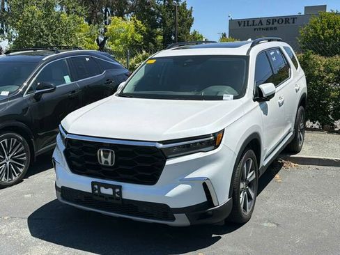 Used 2025 Honda Pilot Elite image 2