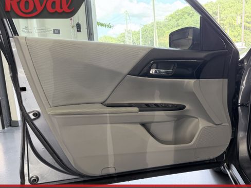 Used 2017 Honda Accord LX image 13