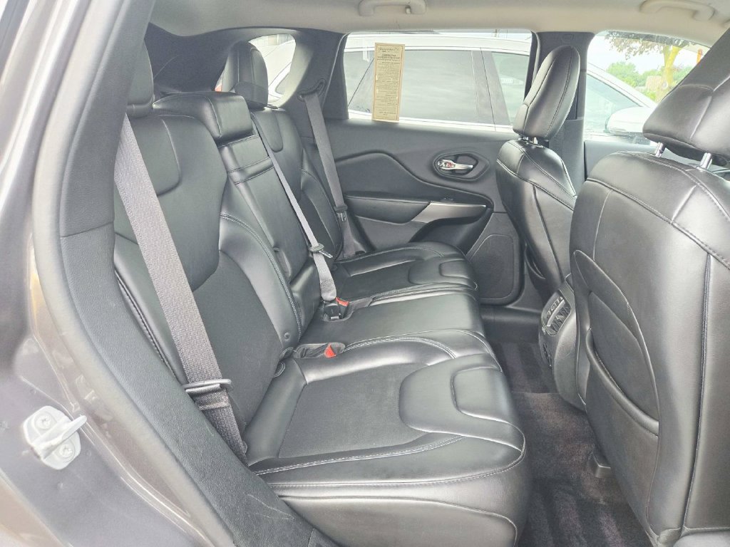 Used 2019 Jeep Cherokee Latitude Plus w/ Comfort/Convenience Group AWD/4WD image 15