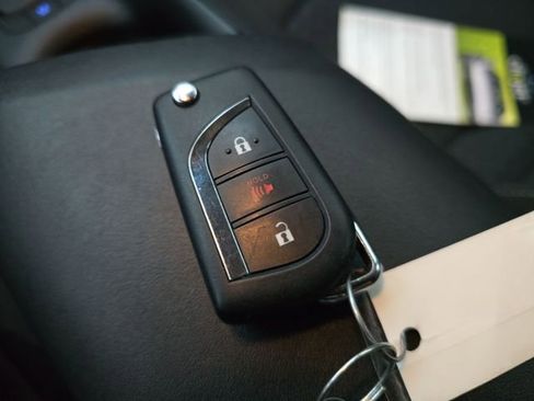 Used 2022 Toyota C-HR XLE image 28