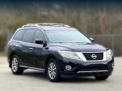 Used 2015 Nissan Pathfinder SV image 1