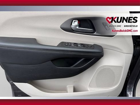 Used 2023 Chrysler Pacifica Touring-L FWD image 15