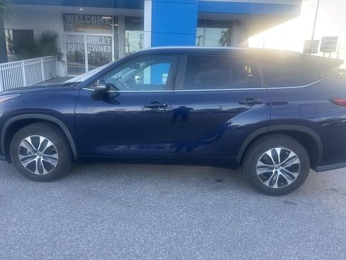 Used 2023 Toyota Highlander XLE FWD image 7