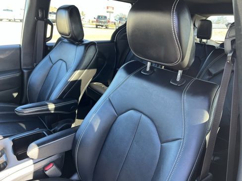 Used 2025 Chrysler Pacifica Select image 25