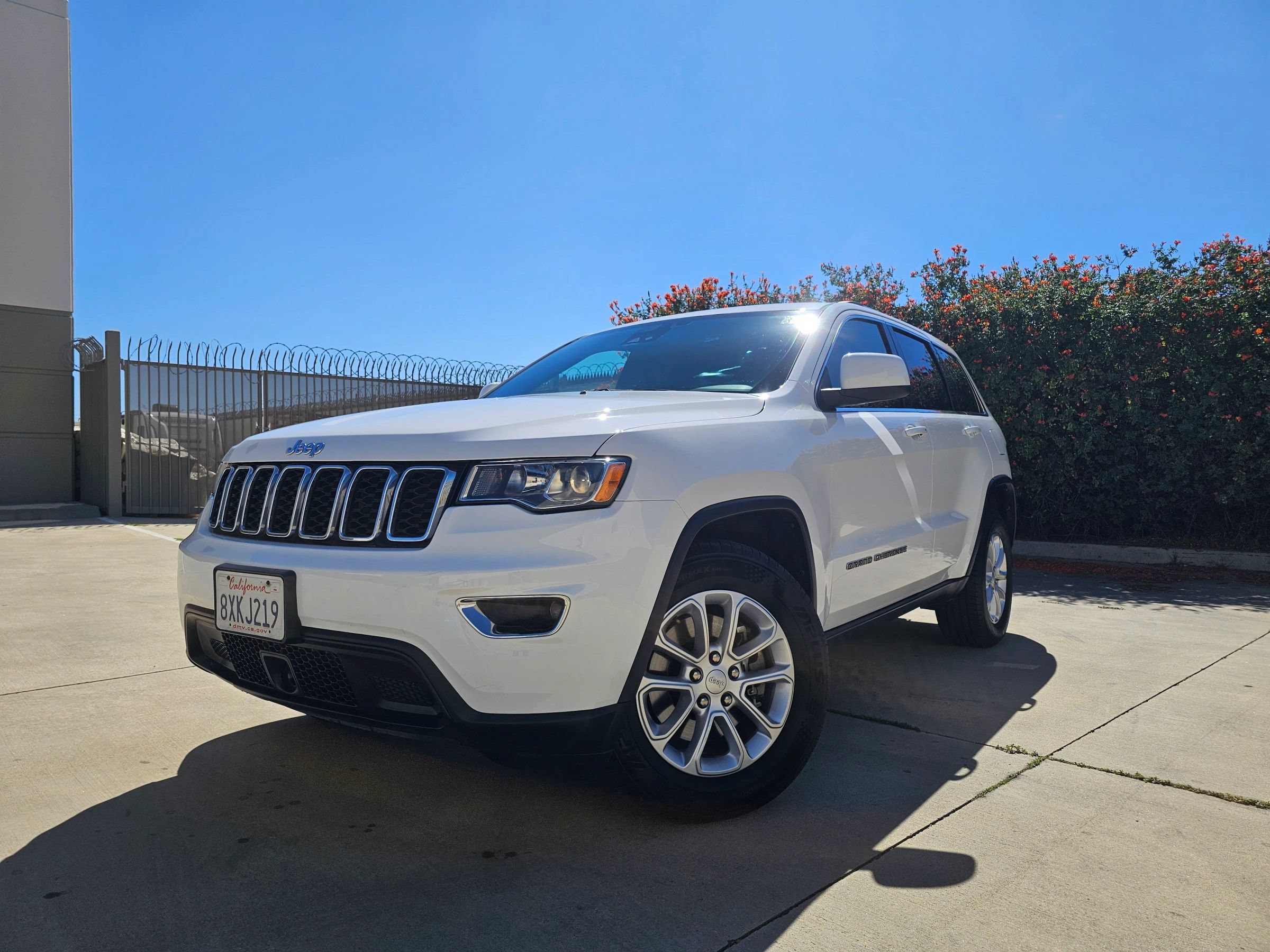 Used 2021 Jeep Grand Cherokee Laredo AWD/4WD image 1
