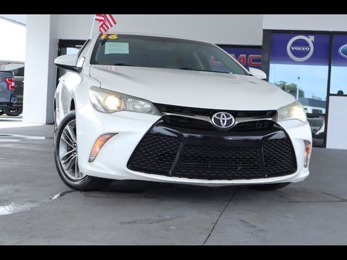 Used 2016 Toyota Camry SE FWD image 1