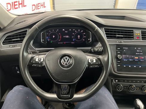 Used 2020 Volkswagen Tiguan SEL AWD/4WD image 25