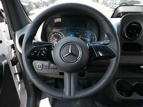 Used 2025 Mercedes-Benz Sprinter 2500 image 2
