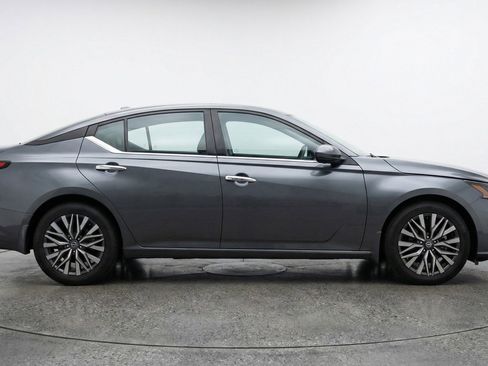 Used 2025 Nissan Altima 2.5 SV image 11