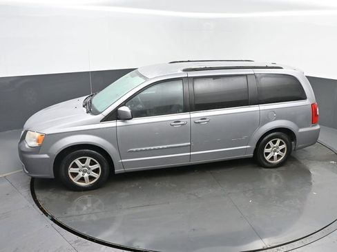 Used 2013 Chrysler Town & Country Touring image 34