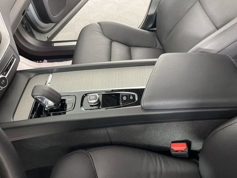Used 2025 Volvo XC60 B5 Plus image 27