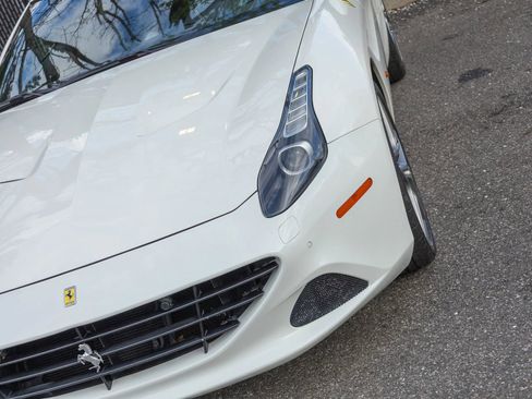 Used 2016 Ferrari California T RWD image 21