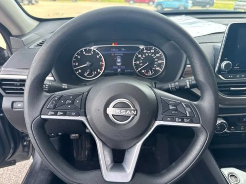 Used 2025 Nissan Altima 2.5 SV FWD image 28