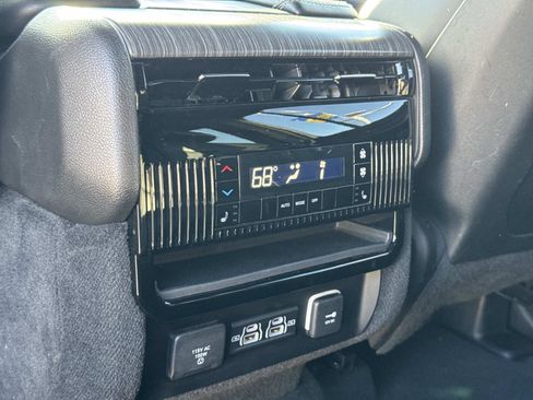 Used 2023 Jeep Wagoneer L Series III w/ Preferred Equipment Group image 24