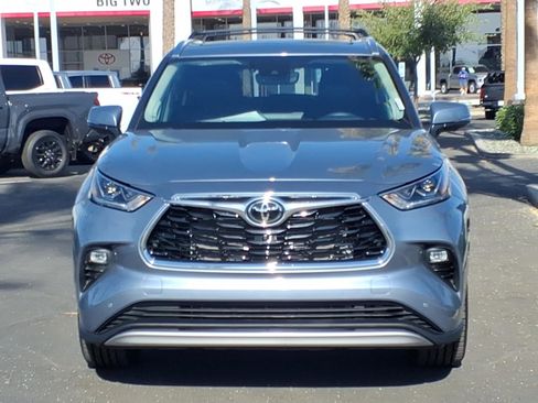 Used 2023 Toyota Highlander Platinum FWD image 2