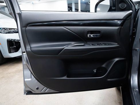 Used 2019 Mitsubishi Outlander SE image 16