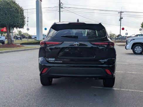 Certified 2025 Toyota Highlander LE FWD image 4
