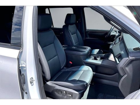 Used 2022 Chevrolet Tahoe Z71 w/ Luxury Package AWD/4WD image 30