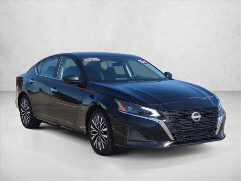 Used 2025 Nissan Altima 2.5 SV FWD image 3