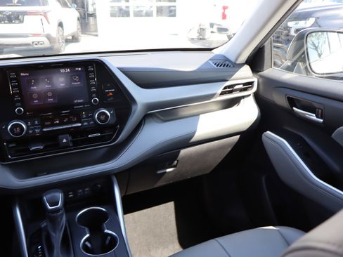 Used 2022 Toyota Highlander XLE AWD/4WD image 15