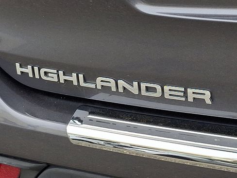 Used 2023 Toyota Highlander XLE AWD/4WD image 30