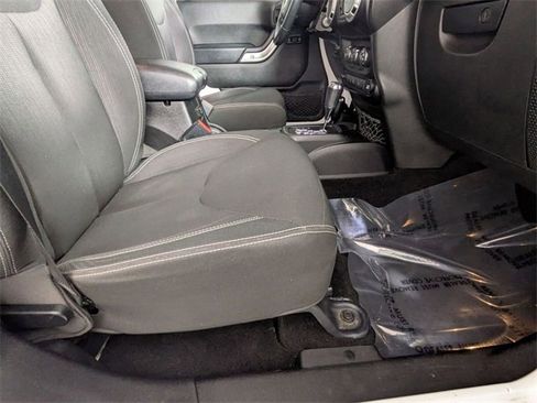 Used 2015 Jeep Wrangler Unlimited Rubicon w/ Connectivity Group image 27