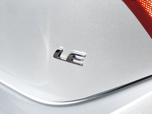 Used 2019 Toyota Corolla LE image 6