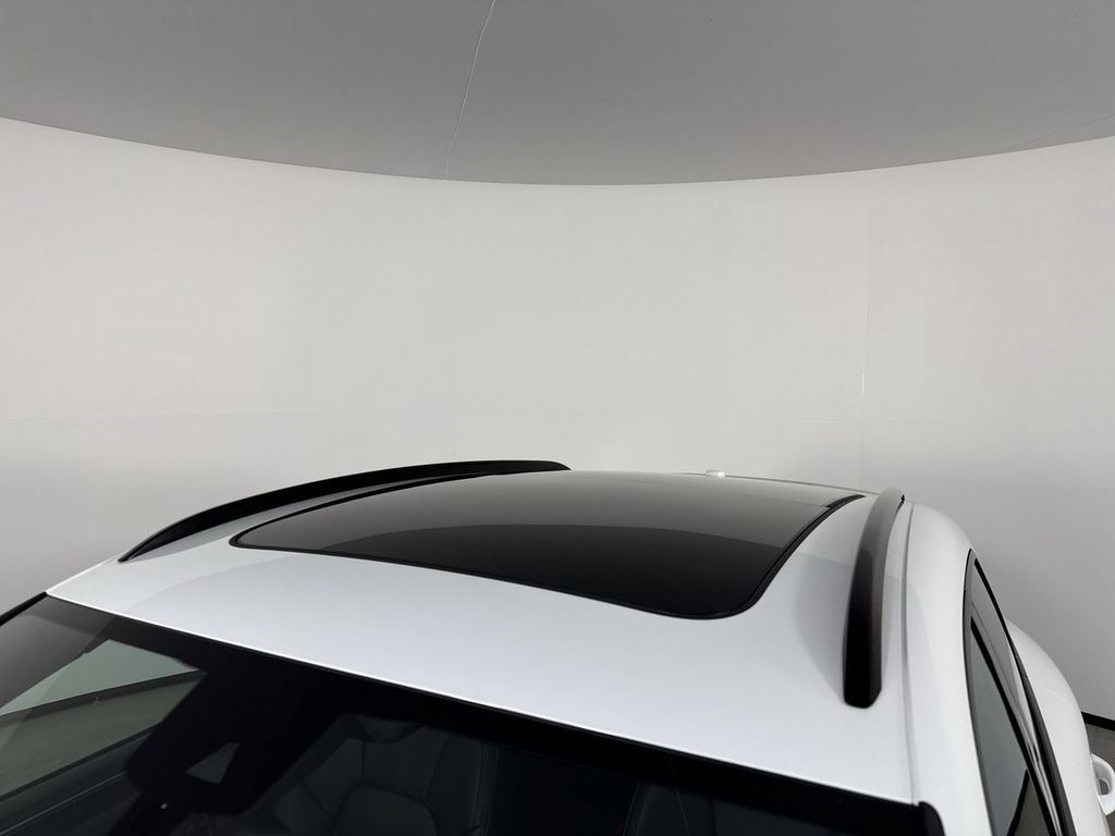 Certified 2025 Porsche Macan AWD/4WD image 17