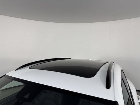Certified 2025 Porsche Macan AWD/4WD image 17