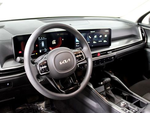 Used 2025 Kia Sorento LX image 8