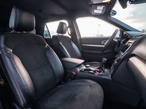 Used 2019 Ford Explorer XLT w/ XLT Sport Appearance Package image 13